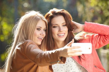 güzel genç kadın selfie yapma
