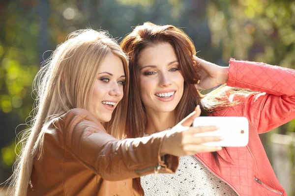 美しい若い女性 selfie を作る — ストック写真