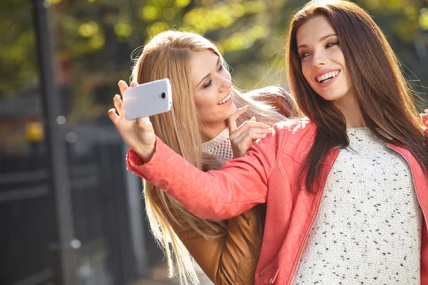 Jovens mulheres bonitas fazendo selfie — Fotografia de Stock