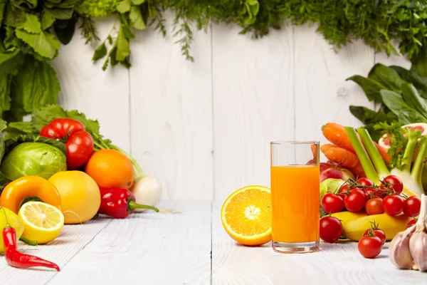 Hälsosamma vegetabiliska juicer för förfriskning — Stockfoto