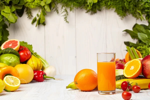 Egészséges zöldség-és gyümölcsleveket felüdülést — Stock Fotó