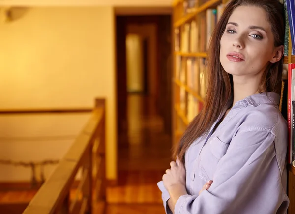 Estudante universitário na biblioteca — Fotografia de Stock