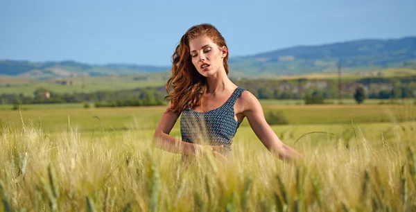 Mujer en campo de trigo disfrutando —  Fotos de Stock