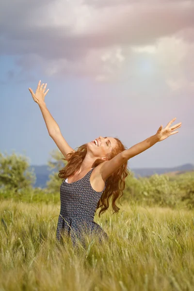 Mujer en campo de trigo disfrutando —  Fotos de Stock