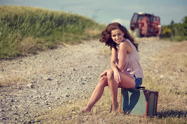 Frau trampt auf einer Straße — Stockfoto