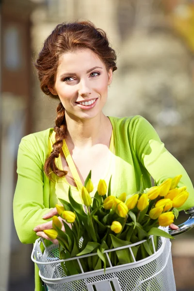 Foto de estilo de uma mulher de primavera — Fotografia de Stock