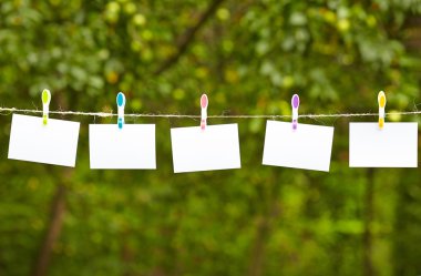 Boş kağıt parçaları clothesline üzerinde asmak