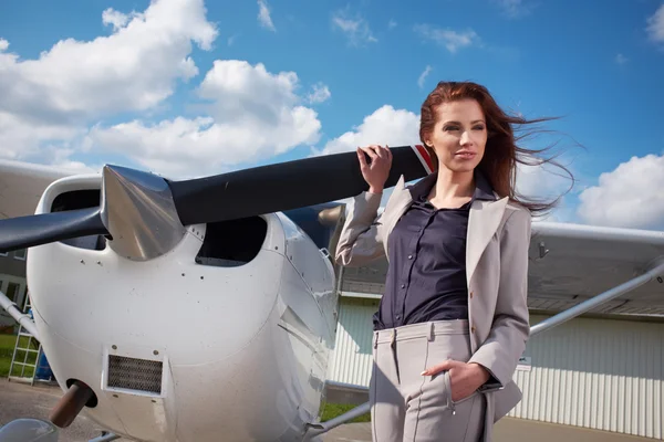 Female pilot preparing for a flight — Stock Photo, Image