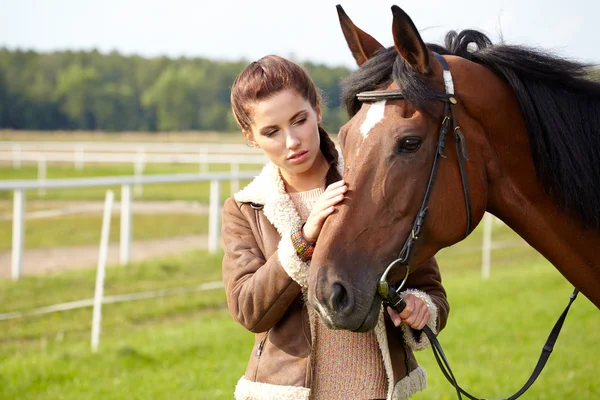 Mujer con pelo largo al lado caballo —  Fotos de Stock