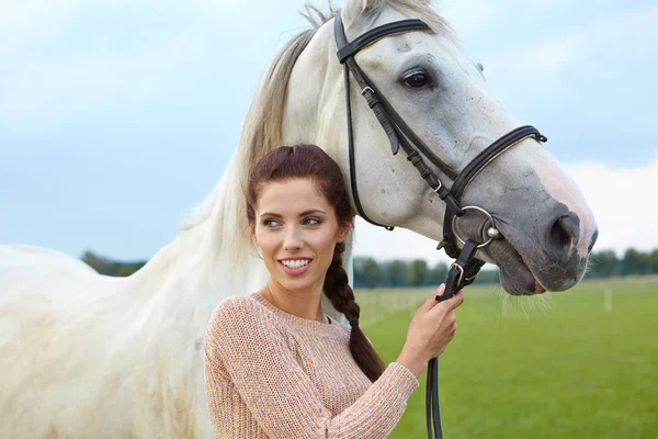 Giovane donna con un cavallo — Foto Stock
