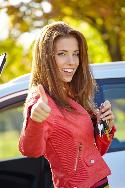 Mulher feliz com chave de carro — Fotografia de Stock