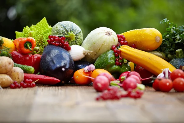 Verduras orgánicas frescas sobre mesa de madera —  Fotos de Stock