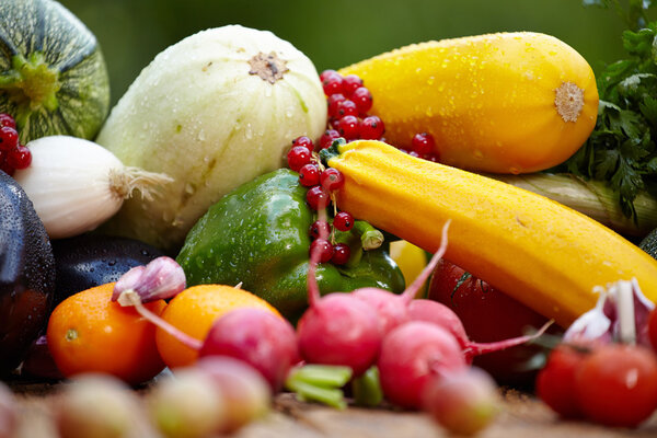 Свежие органические овощи на деревянном столе
