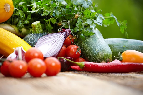 Färska ekologiska grönsaker på bord av trä — Stockfoto