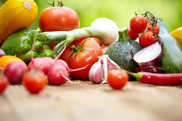 Свежие органические овощи на деревянном столе — стоковое фото