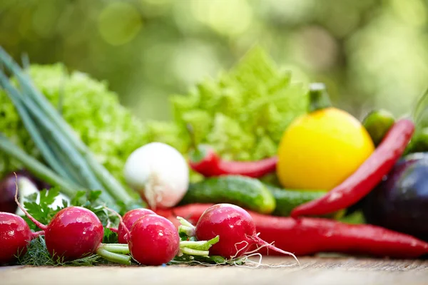 Grönsaker på ett träbord — Stockfoto