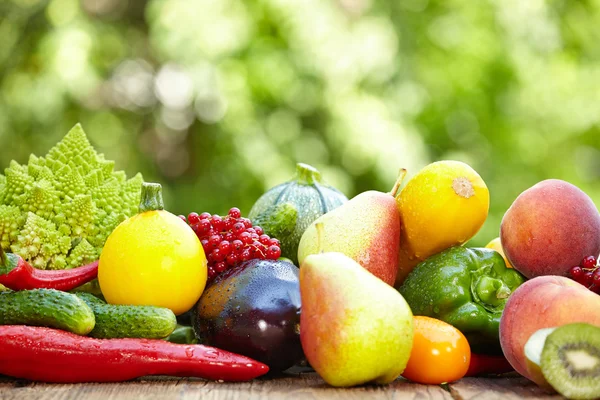Produtos hortícolas orgânicos frescos e frutas — Fotografia de Stock
