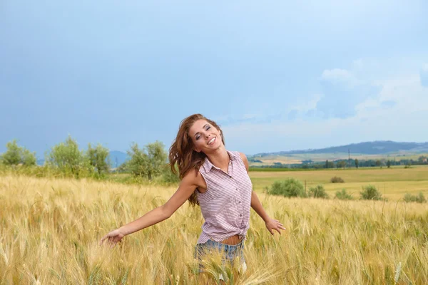 Жінка в золотій пшениці — стокове фото