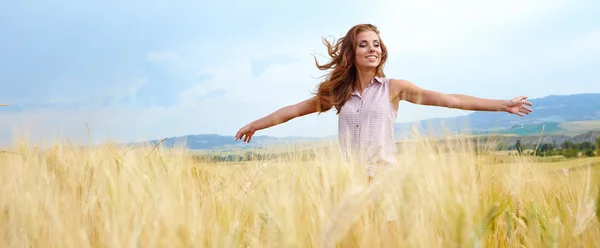 Kadın altın buğday — Stok fotoğraf