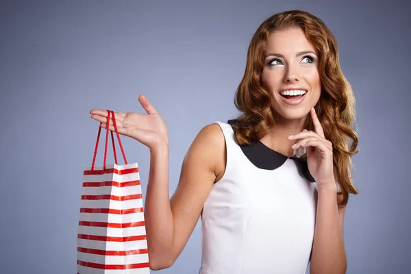 Mujer sosteniendo bolsa de compras —  Fotos de Stock