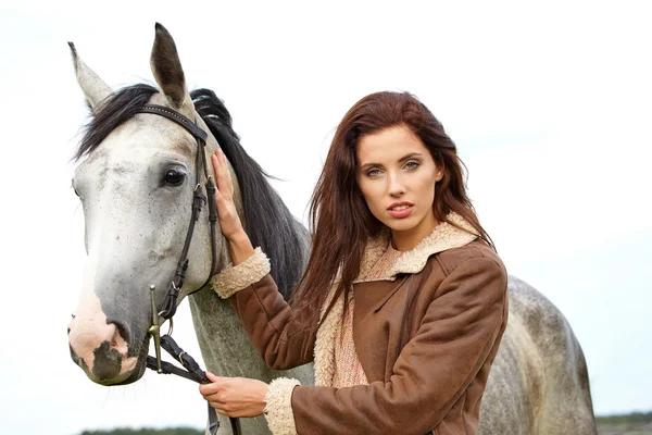 Giovane donna con un cavallo — Foto Stock