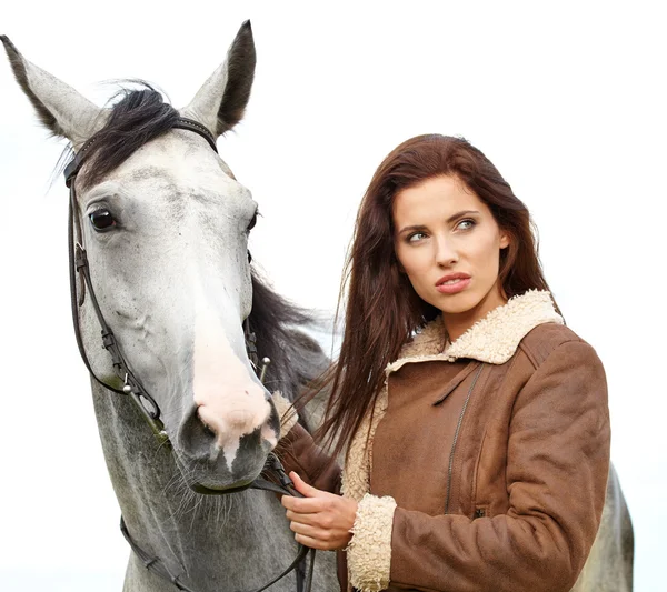 Giovane donna con un cavallo — Foto Stock