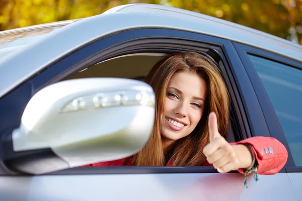 Щаслива жінка з ключем від машини — стокове фото