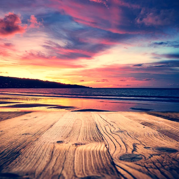 Houten tafel achtergrond op het tropische strand — Stockfoto