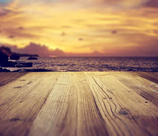 Holztischhintergrund am tropischen Strand — Stockfoto