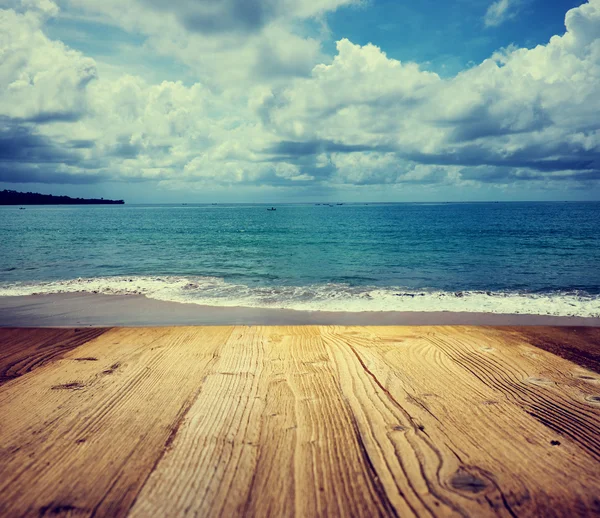 Mesa de madeira fundo na praia tropical — Fotografia de Stock