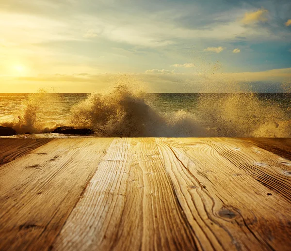 Drewniany stół tło na tropikalnej plaży — Zdjęcie stockowe