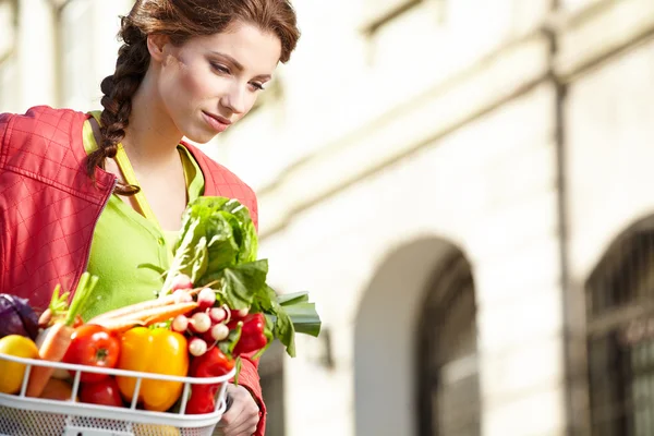 Donna con bicicletta e generi alimentari — Foto Stock