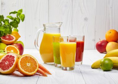 Otlar içinde sağlıklı meyve suları