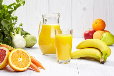 Otlar içinde sağlıklı meyve suları