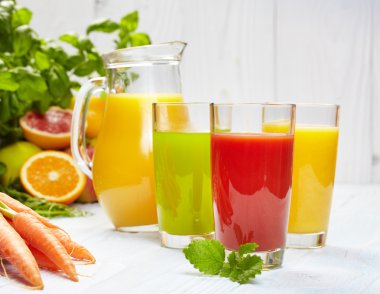 Otlar içinde sağlıklı meyve suları