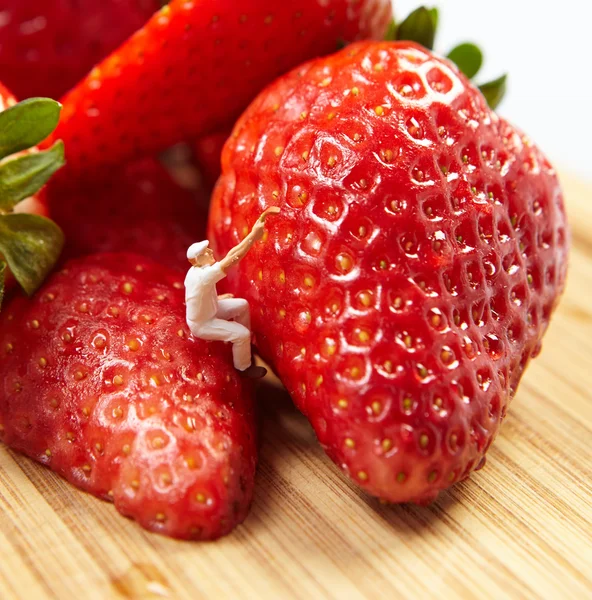 Figuren von Malern, die Erdbeeren bemalen — Stockfoto