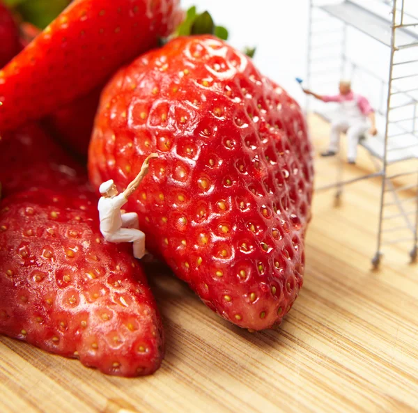 Figuren von Malern, die Erdbeeren bemalen — Stockfoto