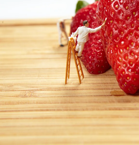 Figures of painters painting strawberries — Stock Photo, Image