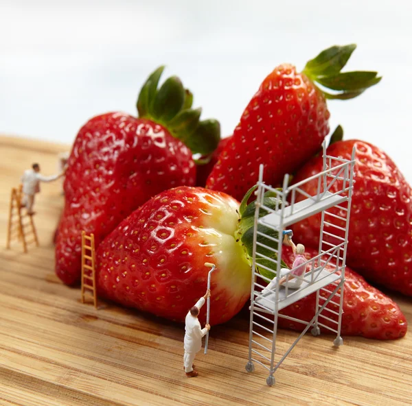 Figuren von Malern, die Erdbeeren bemalen — Stockfoto