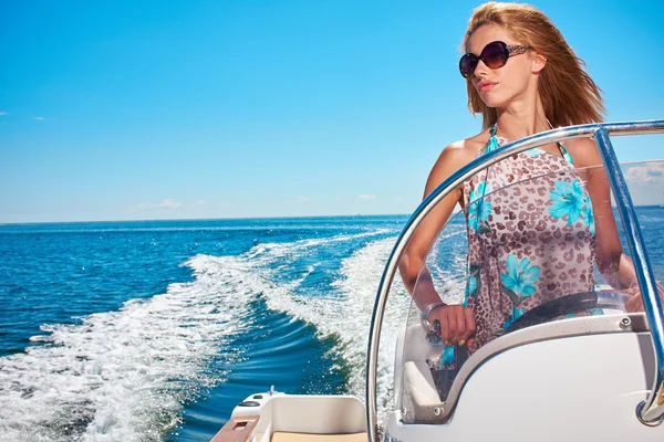 Jovem mulher dirigindo um barco a motor — Fotografia de Stock