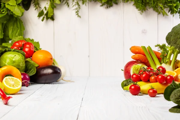Ovoce a zelenina na dřevěný stůl — Stock fotografie