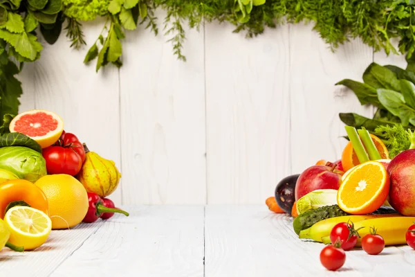 Frutas y hortalizas sobre mesa de madera —  Fotos de Stock