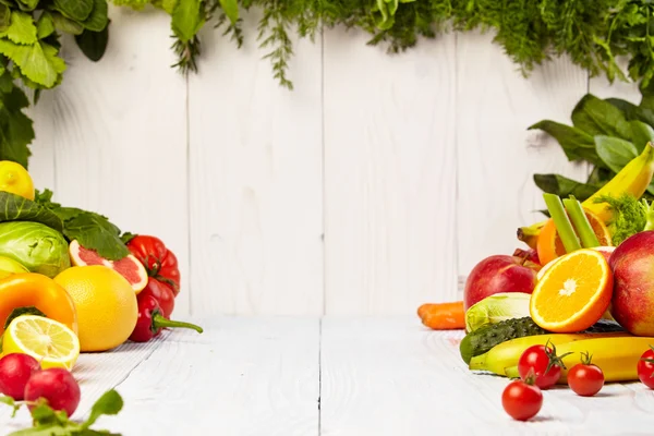 Frutas e legumes na mesa de madeira — Fotografia de Stock