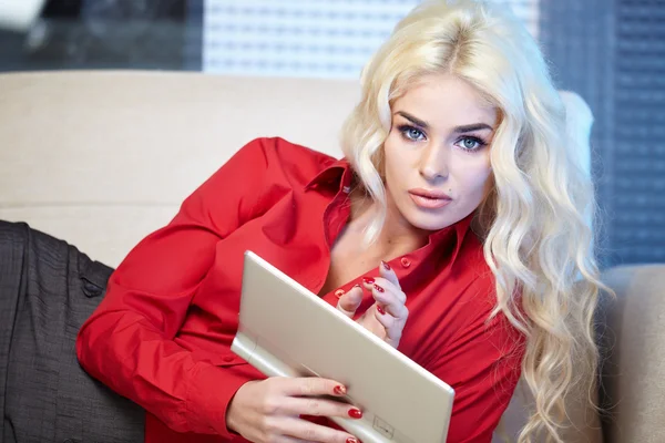 Blonďatá žena s tabletovým počítačem — Stock fotografie