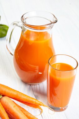 Havuç suyu ahşap masa üzerinde