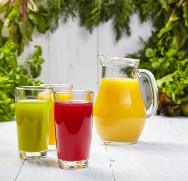 taze sıkılmış meyve suları ile gözlük