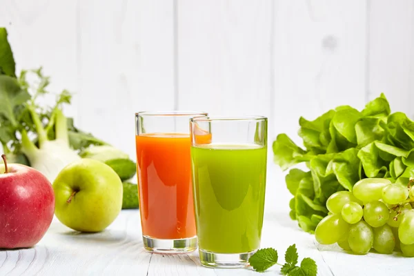 Vegetable juices with fruits and vegetables — Stock Photo, Image