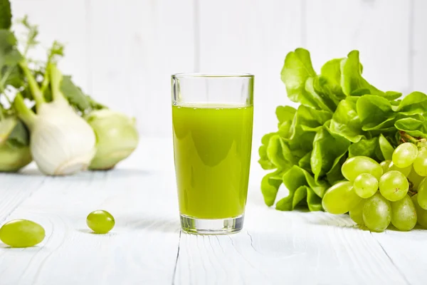 Grönsaksjuice med frukt och grönsaker — Stockfoto