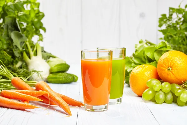 Morotsjuice med frukt och grönsaker — Stockfoto