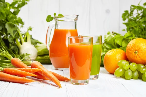Karottensaft mit Obst und Gemüse — Stockfoto